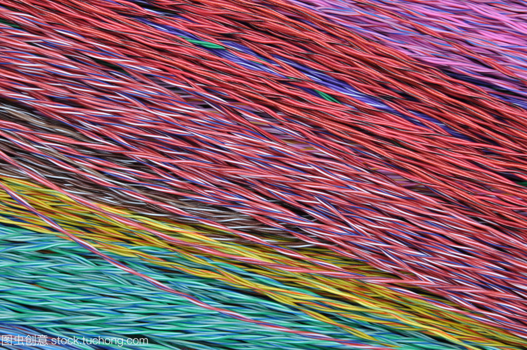 作为背景色的通信电缆 连接数字时代的无声脉络